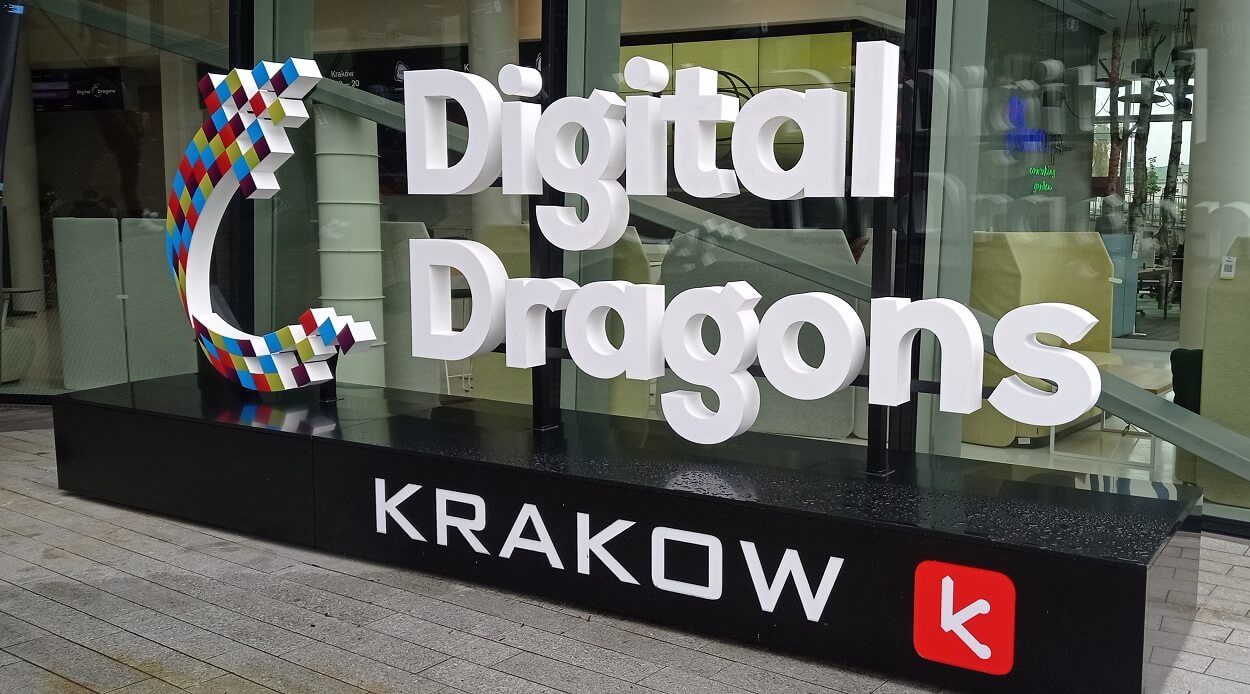 Logo Digital Dragons przed Centrum Kongresowym ICE w Krakowie