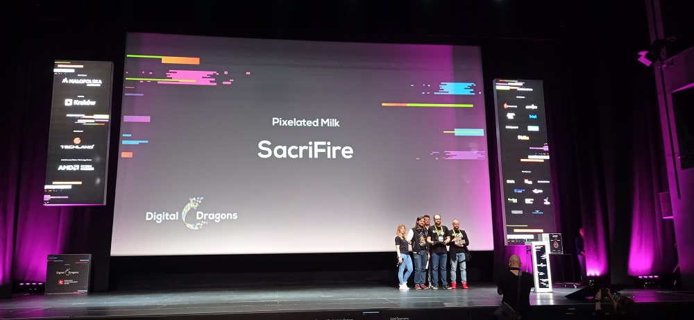 Twórcy SacriFire odbierający nagrodę dla Best Indie Game na Indie Showcase Gala
