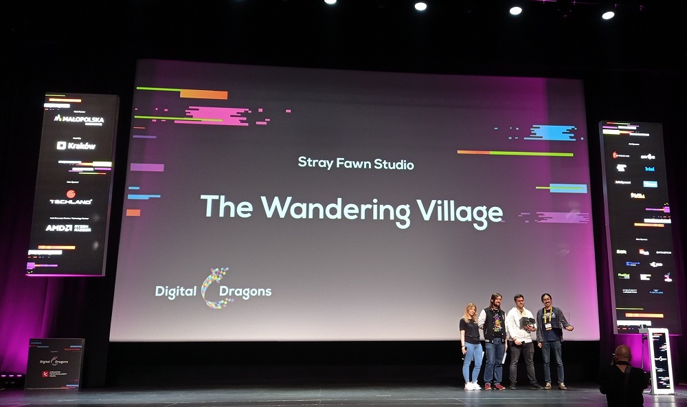 Twórcy The Wandering Village odbierający nagrodę za 3. miejsce - Best Indie Game na Indie Showcase Gala