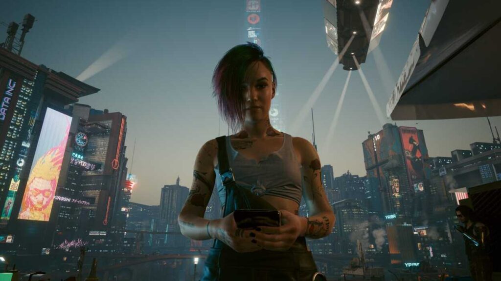 Judy patrząca na głównego bohatera w Cyberpunk 2077