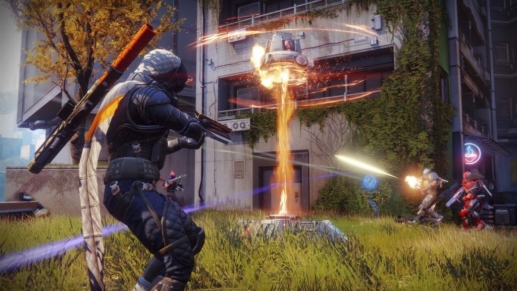 Bohater Destiny 2 walczący z przeciwnikami stojąc na trawie