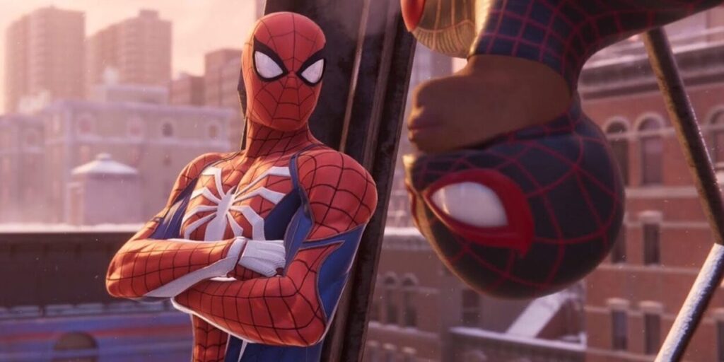 Peter Parker stojący obok Milesa Moralesa na wysokim budynku w Marvel's Spider-Man