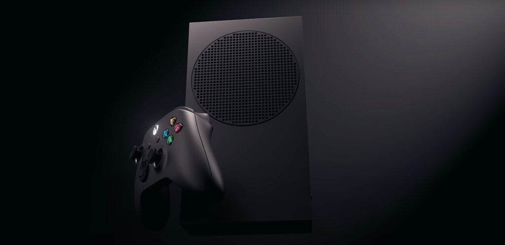 Xbox Series S w czarnej obudowie obok kontrolera