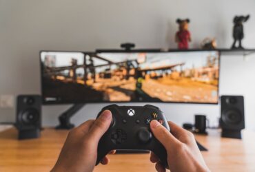 Pad do Xboxa w czasie gry