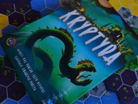 Recenzja Kryptyda, gry dedukcyjnej od Lucrum Games, zdjęcie pudełka
