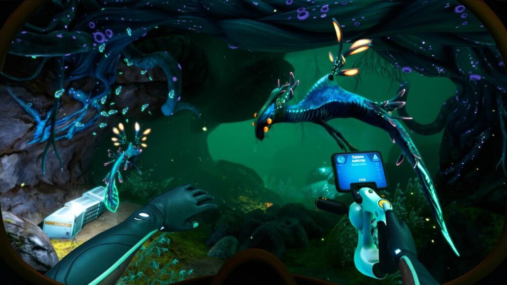 Świecące podmorskie stworzenia podczas nurkowania w Subnautica: Below Zero