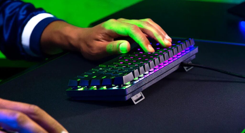 Razer Huntsman Mini Analog test i recenzja klawiatury leżącej na biurku