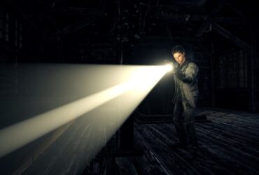 Alan Wake ze snopem światła z latarki