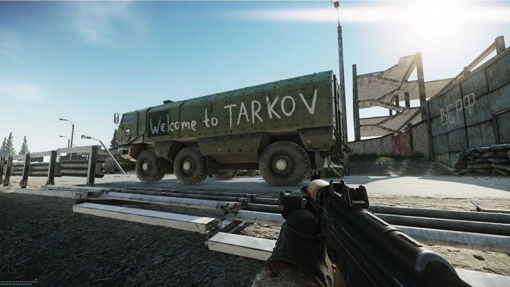 Gracz Escape from Tarkov z karabinem patrzący na ciężarówkę