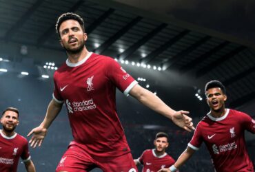 Celebrująca drużyna piłkarzy w czerwonych strojach w EA Sports FC 24