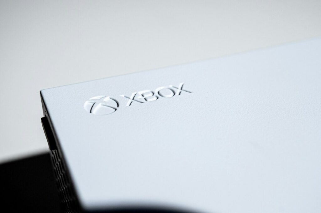 Logo Xbox wyżłobione na białej konsoli
