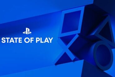 Niebieska grafika logo i nazwą State of Play oraz symbolami PlayStation