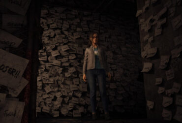 Anita w pokoju oblepionym kartkami z obelgami w Silent Hill The Short Message