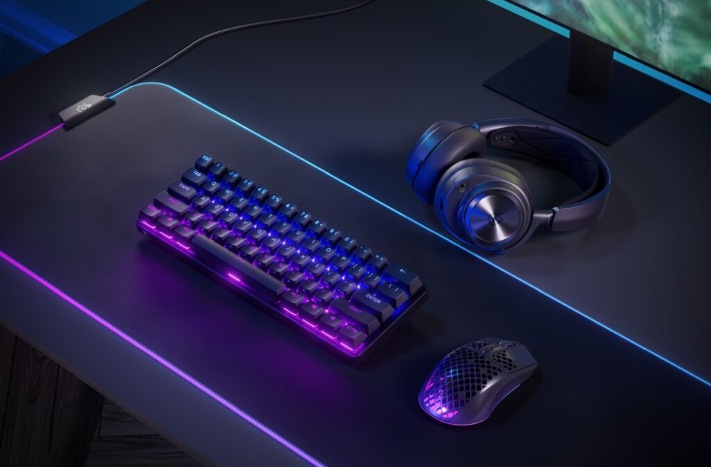 Klawiatura, mysz i headset SteelSeries na biurku