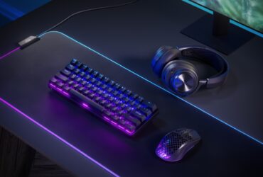 Klawiatura, mysz i headset SteelSeries na biurku