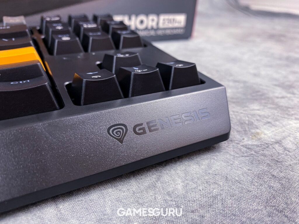 Zbliżenie na logo Genesis w klawiaturze Genesis Thor 230 TKL