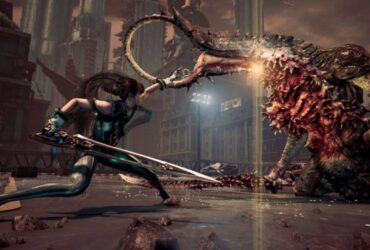 Bohaterka Stellar Blade walczy mieczem z ogromnym przeciwnikiem