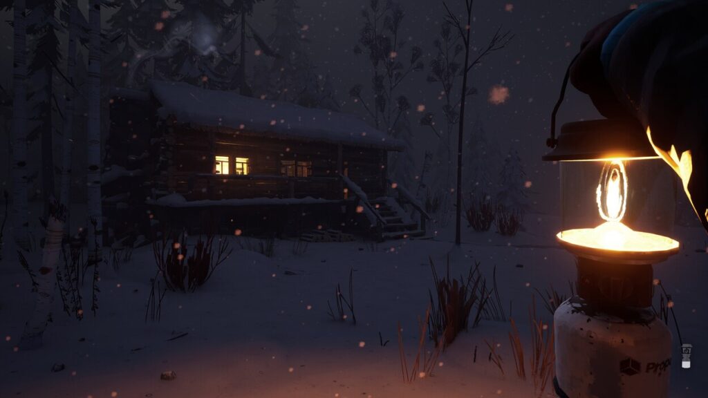 Gracz w mroźnym lesie w nocy zmierza z lampą do drewnianej chaty w grze Blackfrost: The Long Dark 2