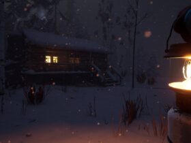 Gracz w mroźnym lesie w nocy zmierza z lampą do drewnianej chaty w grze Blackfrost: The Long Dark 2