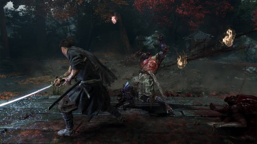 Główny bohater Onimusha: Way of the Sword atakuje przeciwnika mieczem
