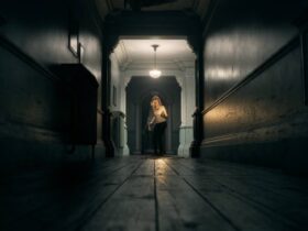 Kobieta stojąca w długim i ciemnym korytarzu w Resident Evil Requiem