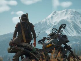 Główny bohater Days Gone stoi przed motocyklem i patrzy na górską panoramę