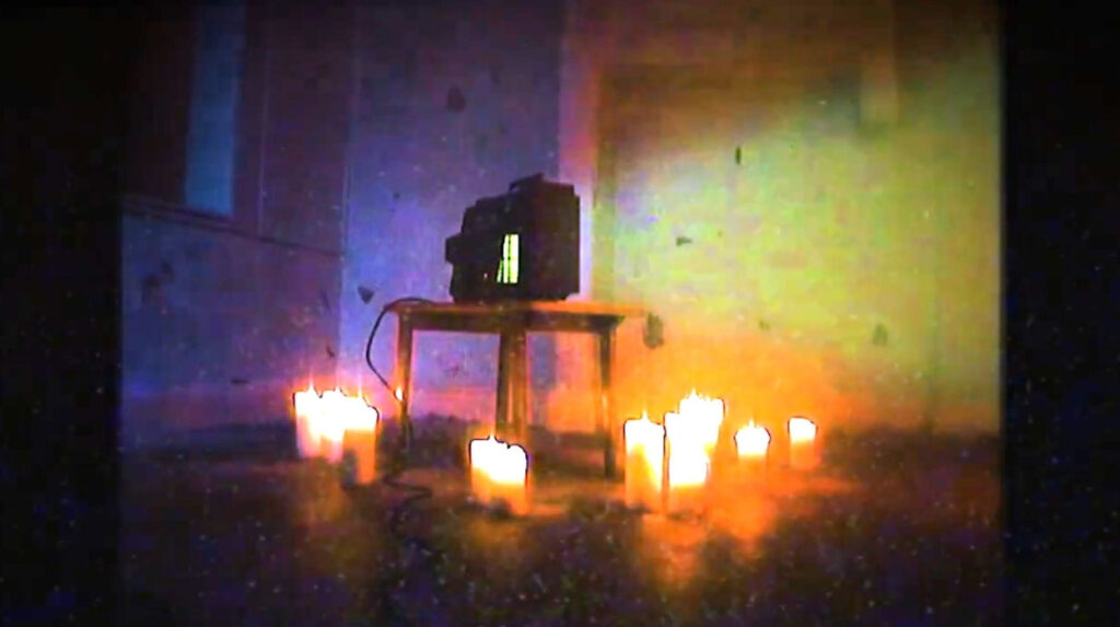 Retro telewizor stojący na stoliku