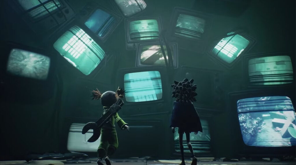Główni bohaterowie Little Nightmares 3 w sali z telewizorami